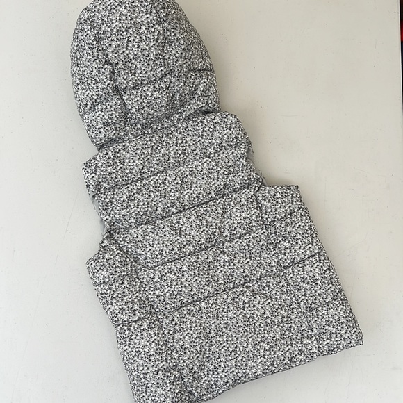 GAP Kids Primaloft Down Alternative Floral Puff Vest (size M 8-9) - Picture 2 of 8